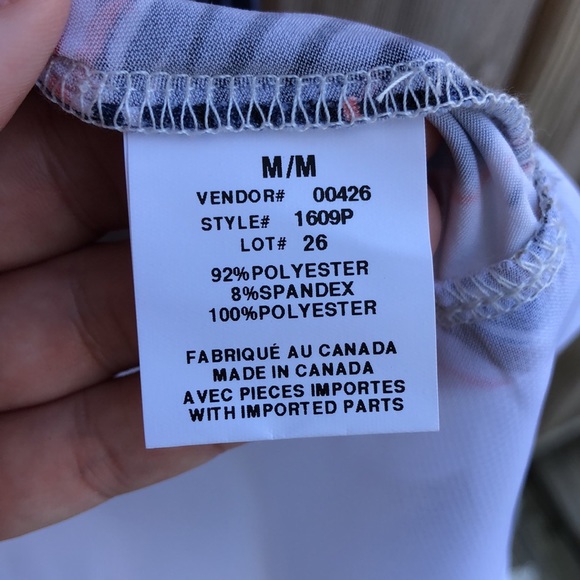 NWOT! - LAURA PETITES Flutter Sleeve Tunic Top - Picture 6 of 7